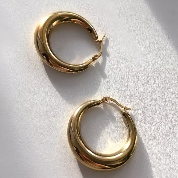 🌙Insta 18K gold Plated hoop earrings - Picture 4 of 5